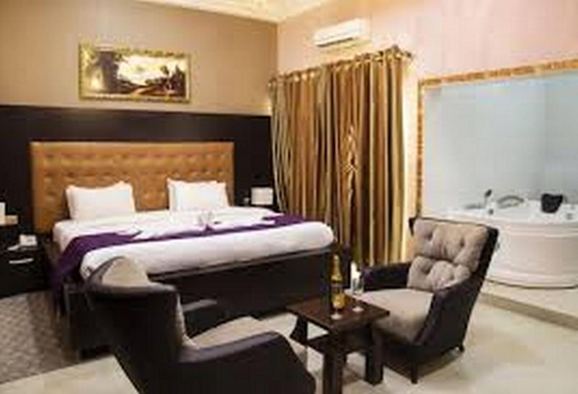 Room In Lodge - Hampton Towers Spa أسابا المظهر الخارجي الصورة