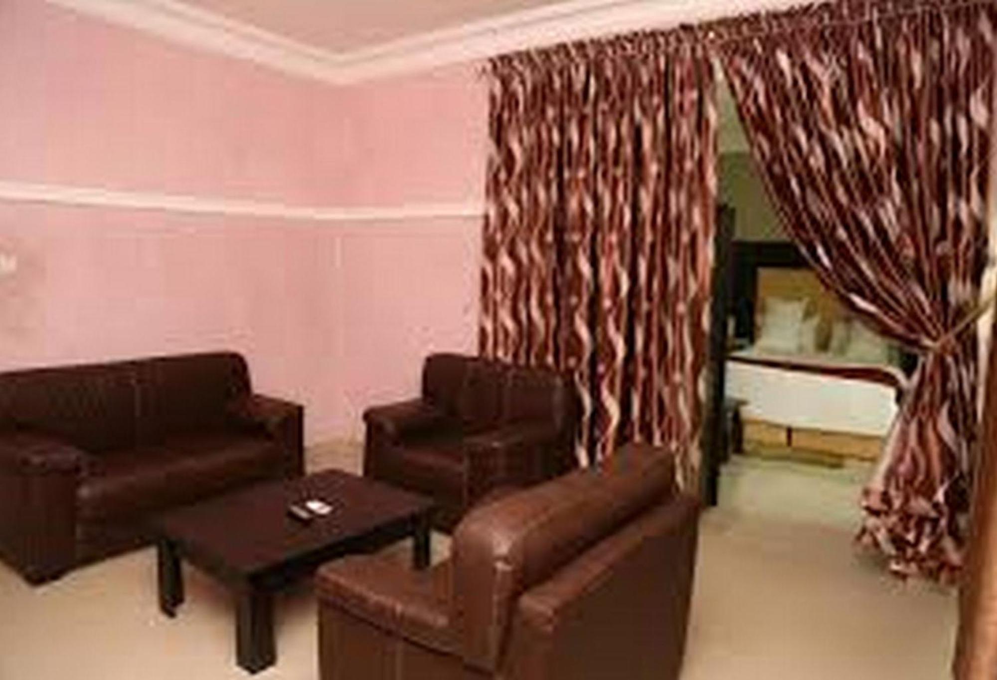 Room In Lodge - Hampton Towers Spa أسابا المظهر الخارجي الصورة