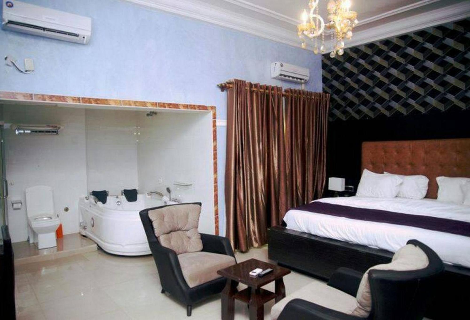 Room In Lodge - Hampton Towers Spa أسابا المظهر الخارجي الصورة